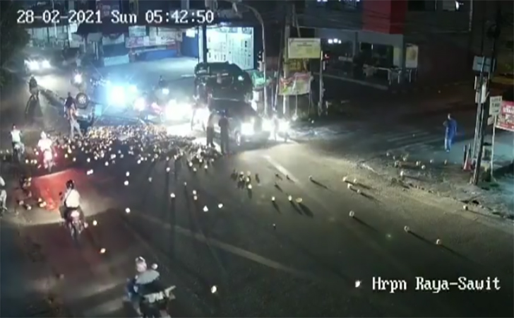 Pikap-tabrak-median-jalan.jpg