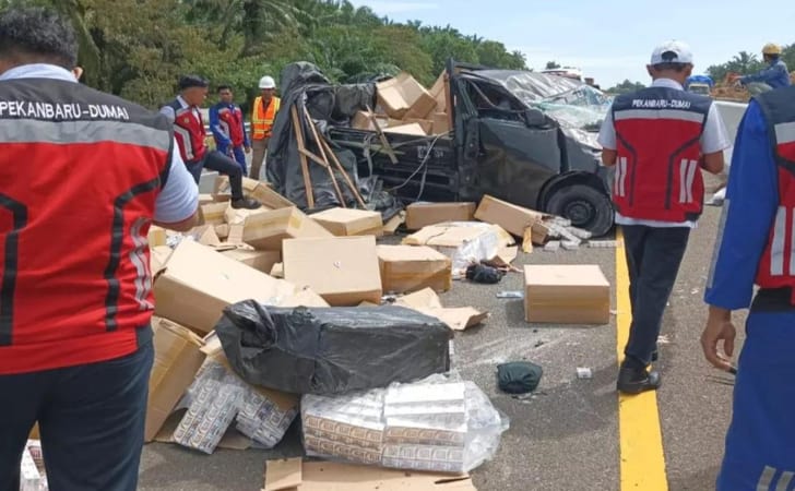 Pikap-terbalik-di-Tol-Permai.jpg