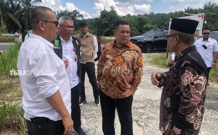 Pj-Gubri-tinjau-jalan-di-siak.jpg