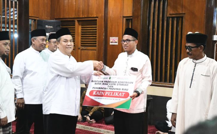 Plt-Gubri-menyerahkan-bantuan-brk.jpg