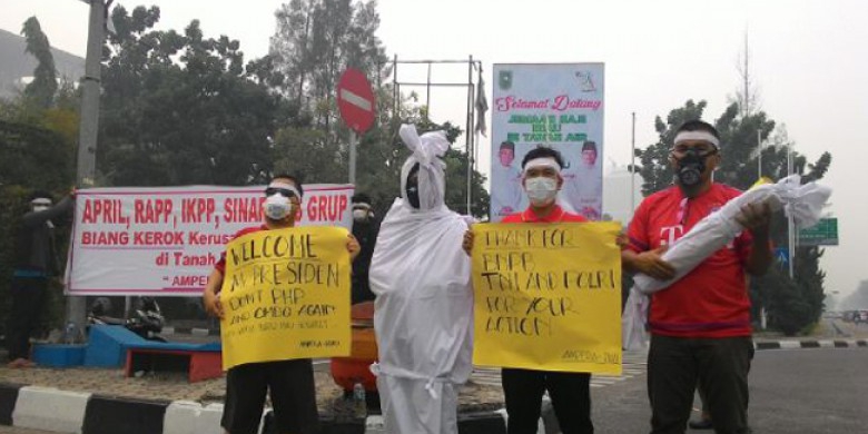 Pocong-Pun-Ikut-Protes-Asap.jpg
