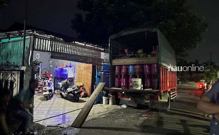 Polda-Riau-Gerebek-Gudang-Pengoplosan-Gas-di-Jalan-Bangau.jpg