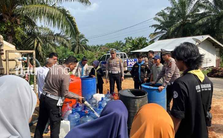 Polda-Riau-Tebar-2.312-Bansos-hingga-Bangun-Rumah-untuk-Anggota-Berprestasi.jpg