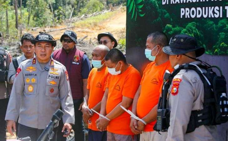 Polda-Riau-Ungkap-Praktik-Perambahan-Hutan-Empat-Pelaku-Diamankan.jpg