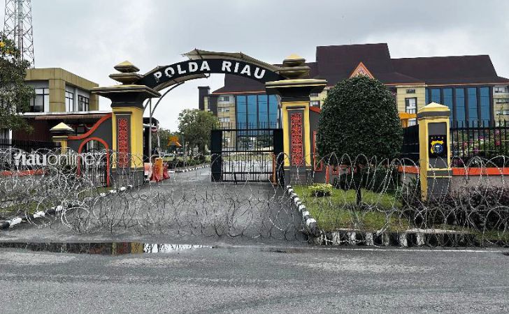 Polda-Riau-diblokade-kawat-berduri.jpg