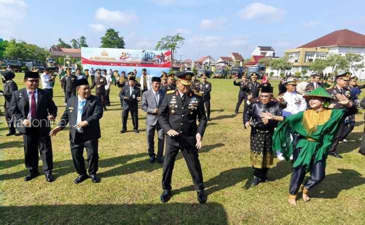 Polda-Riau-joget-di-hari-bhayangkara.jpg