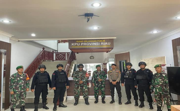 Polda-dan-TNI-patroli-di-KPU-Riau.jpg