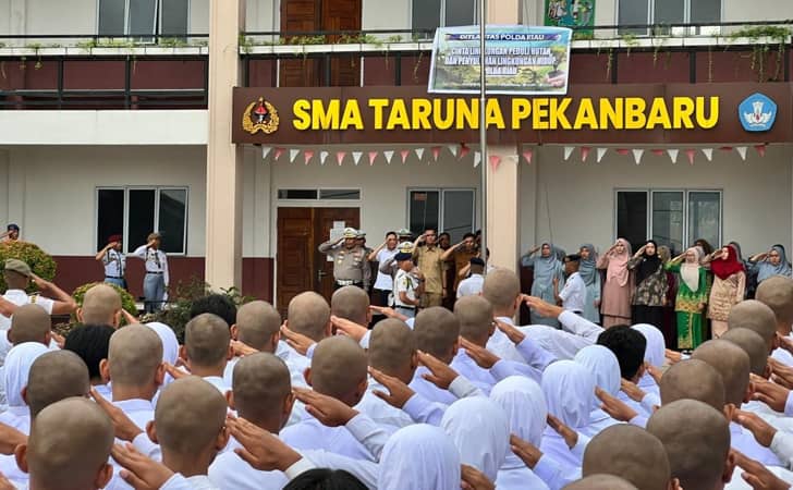Police-Goes-To-School-di-SMA-Taruna.jpg