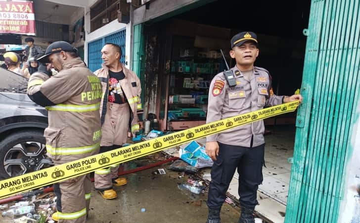 Polisi-Olah-tkp-kebakaran-ruko2.jpg