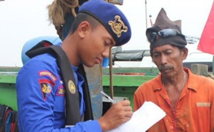 Polisi-Perairan-periksa-Anak-Buah-Kapal.jpg