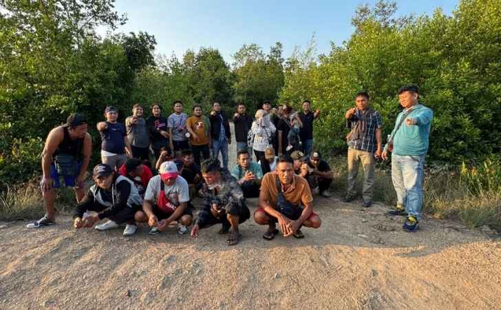 Polisi-Tangkap-4-Tersangka-Saat-Mengamankan-29-Calon-PMI-Ilegal.jpg