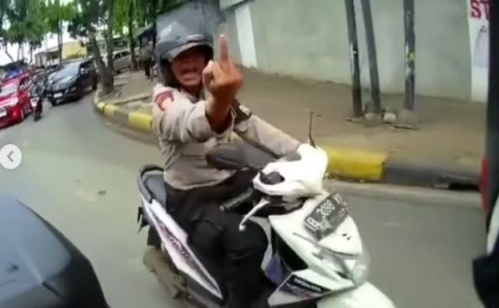 Polisi-acungkan-jari-tengah.jpg