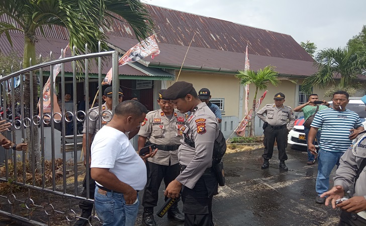 Polisi-bejaga-di-kantor-kpu.jpg