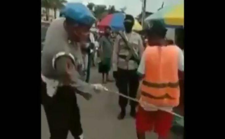 Polisi-cambuk-warga.jpg