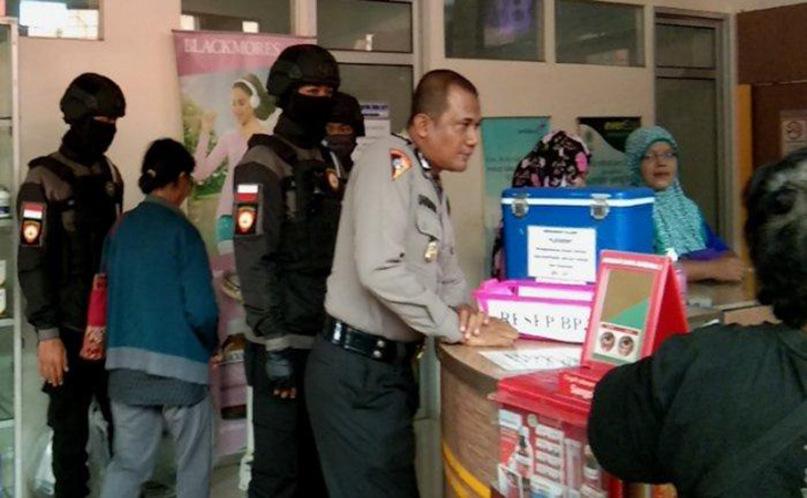 Polisi-cek-apotek.jpg