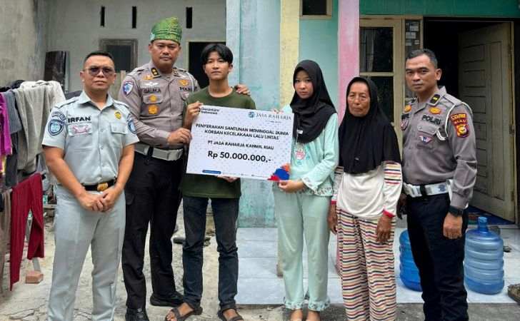 Polisi-dan-Jasa-Raharja-Beri-Santunan-Keluarga-Suhardiman-Penjual-Tisu.jpg