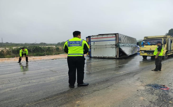 Polisi-di-lokasi-kecelakaan-truk1.jpg