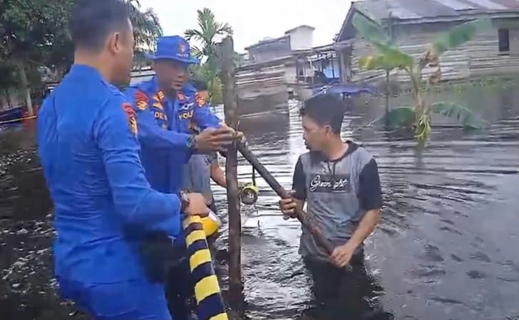 Polisi-pasang-pembatas-banjir-di-pelalawan.jpg