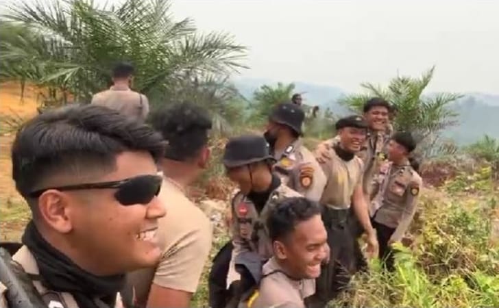 Polisi-tertawa-saat-kabut-asap.jpg