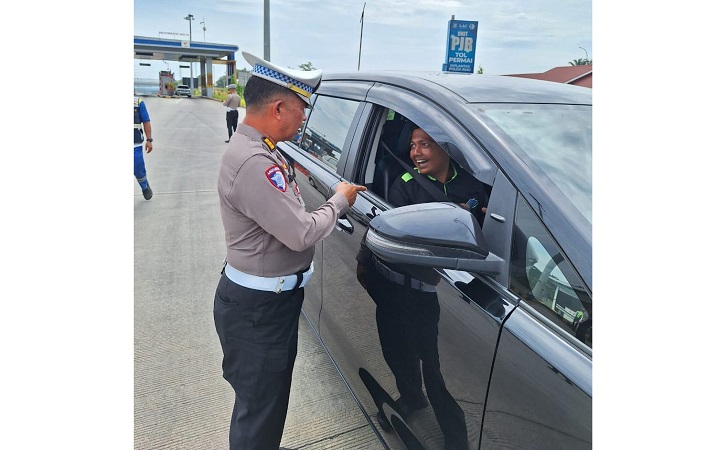 Polisi-tilang-pengendara-di-tol-permai.jpg