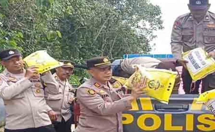 Polres-Dumai-Bagi-Sembako.jpg