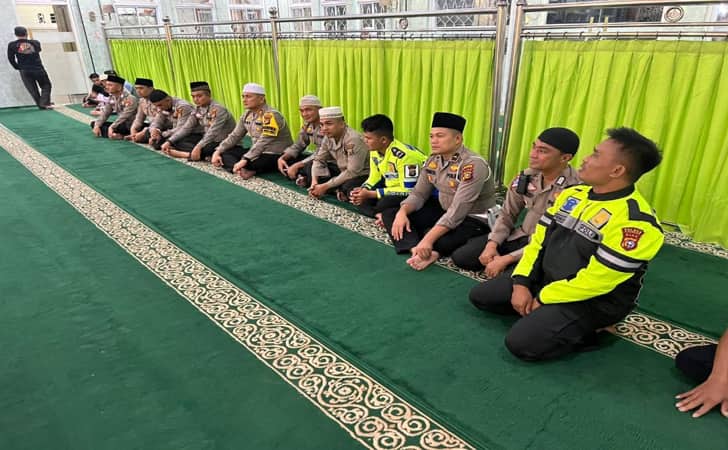 Polres-Kuansing-salat-jamaah1.jpg