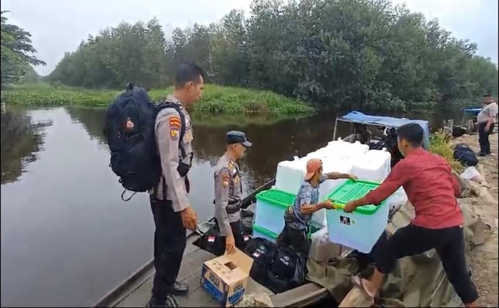 Polres-Pelalawan-kawal-logistik-pemilu.jpg