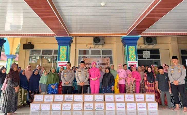 Polres-Rohil-Salurkan-40-Paket-Sembako-untuk-Kaum-Dhuafa-di-Tanah-Putih.jpg