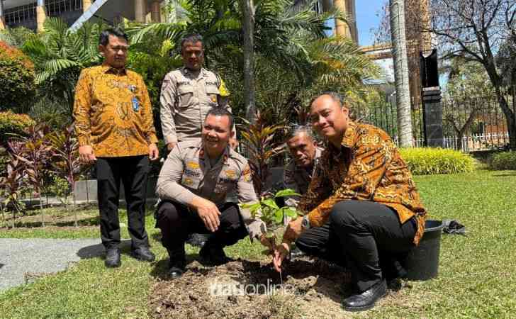Polsek-Sukajadi-Tanam-Pohon-di-Kantor-BI-Riau-Dukung-Gerakan-21.000-Pohon.jpg