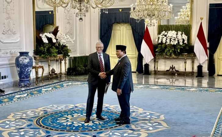 Prabowo-Didampingi-Sejumlah-Menteri-Sambut-Kedatangan-Bill-Gates.jpg