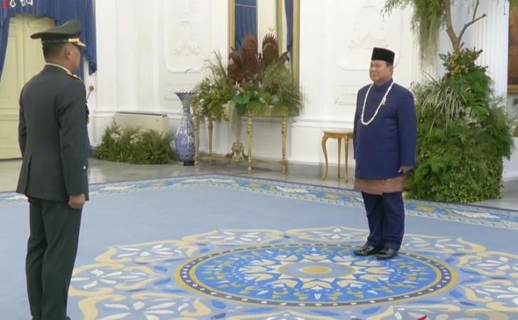 Prabowo-Pakai-Songket-dan-Peci-Hitam-saat-Upacara-Kemerdekaan.jpg