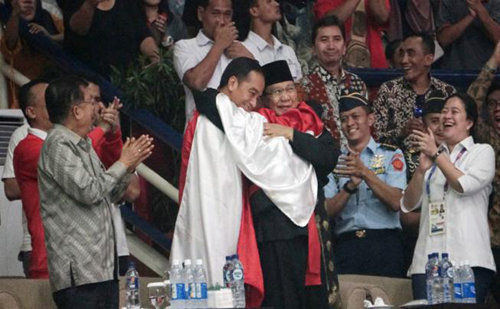 Prabowo-dan-Jokowi-berpelukan.jpg