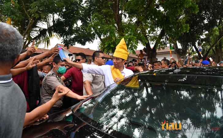 Presiden-Jokowi-dengan-Tanjak-Melayu.jpg