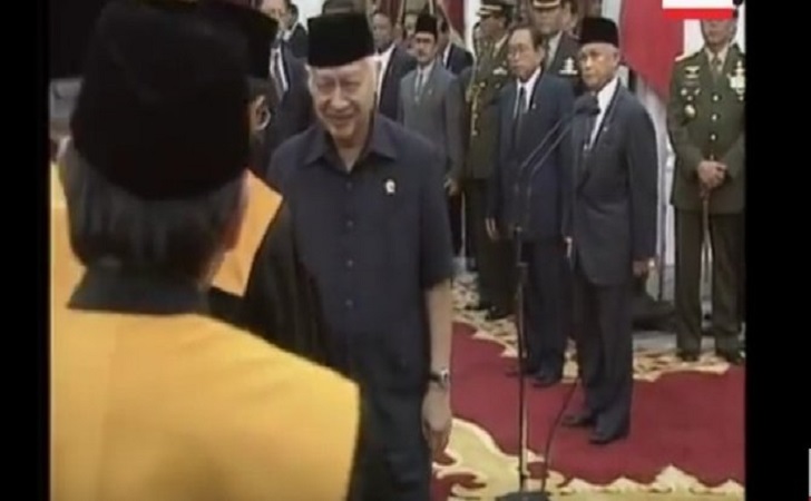 Presiden-Seoharto-mundur.jpg