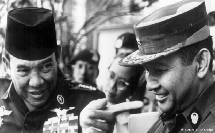 Presiden-Soekarno-bersama-Soerharto.jpg