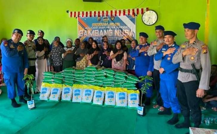 Program-JALUR-Hadir-di-Rohil-Ditpolairud-Polda-Riau-Salurkan-Beras-untuk-Warga-Pesisir.jpg