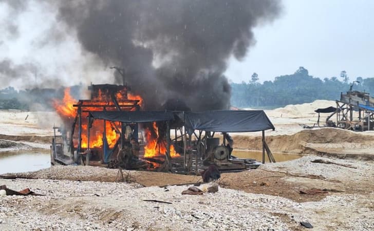 Rakit-PETI-di-kuansing-dibakar-polisi.jpg