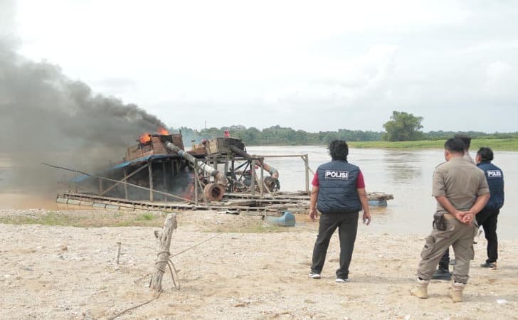 Rakit-PETI-dibakar-polisi.jpg
