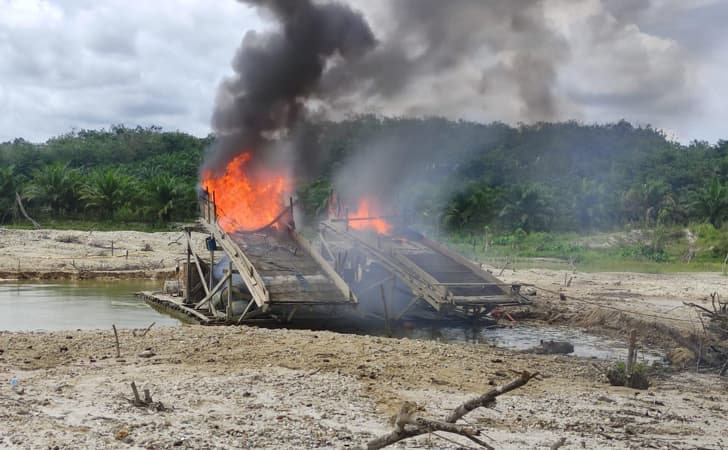 Rakit-penambang-liar-dibakar.jpg