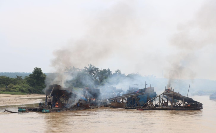 Rakit-peti-dikuansing-dibakar.jpg