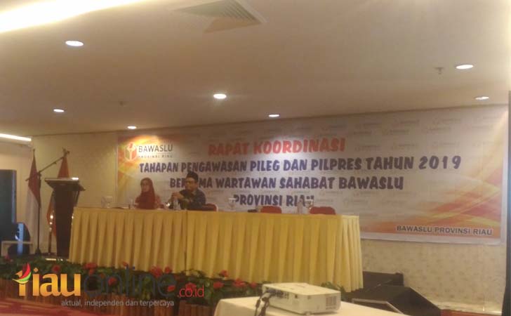 Rakor-Bawaslu-Riau-dan-Media.jpg