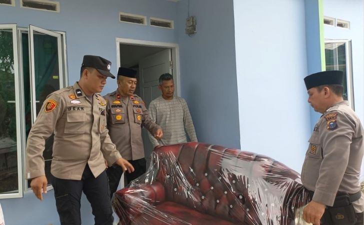 Ramadan-Berbagi-Kapolsek-Bukit-Raya-Beri-Bantuan-Pada-Warga-Simpang-Tiga.jpg