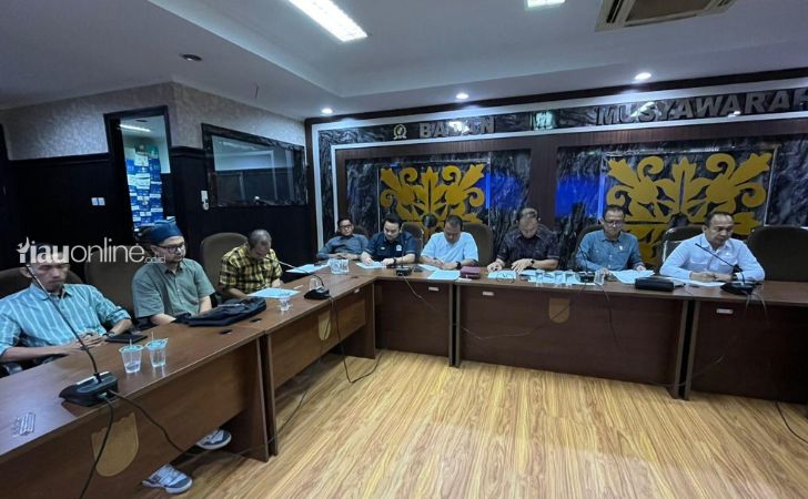 Rapat-DPRD-Pekanbaru-Alfamart.jpg
