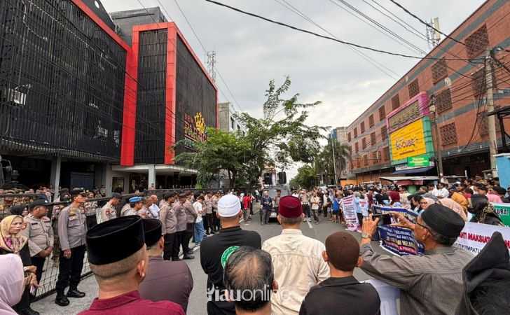 Ratusan-Massa-Desak-Pemko-Pekanbaru-Cabut-Izin-Operasional-New-Paragon-KTV.jpg