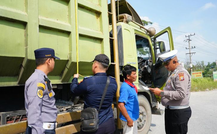 Razia-truk-odol-di-jalan-riau2.jpg