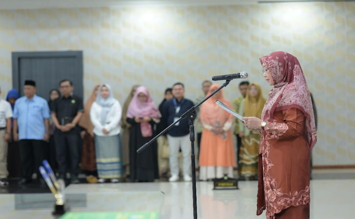 Rektor-unri-lantik-pejabat.jpg