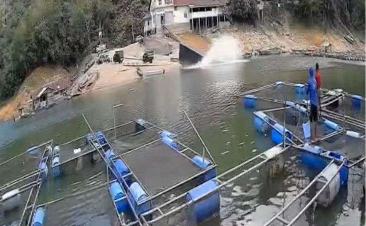 Rem-Blong-Truk-Bermuatan-Pakan-Ikan-Terjun-ke-Danau-PLTA-Kampar.jpg