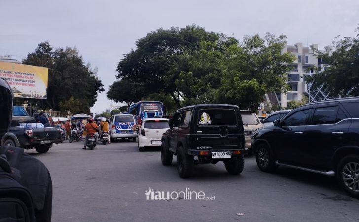 Ribuan-Massa-Gelar-Aksi-di-Kejati-Riau-Jalan-Sudirman-Macet.jpg