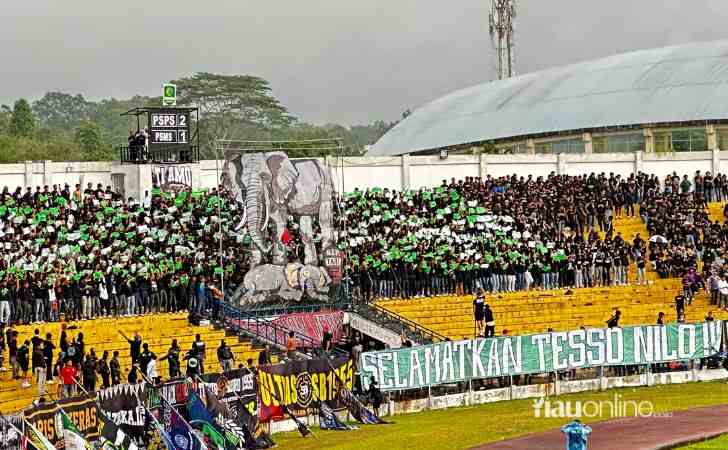 Ribuan-Suporter-PSPS-Pekanbaru-Bentangkan-Spanduk-RIP-Tari-dan-Save-Tesso-Nilo.jpg