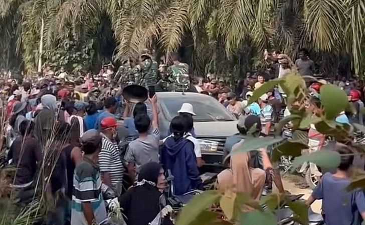 Ribuan-Warga-Kepung-Satgas-PKH-Saat-Kepulangan-Jangan-Balik-Lagi-Ya-Sayang.jpg